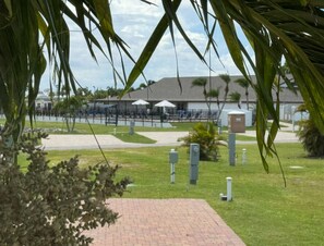 Property grounds - 2-bed, 2 bath home in Ft Myers Beach. 24hr Guarded Entry, Pools, 1 mi to beach! (Fort Myers Beach)