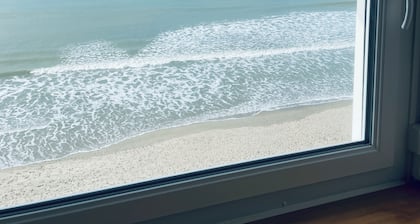 Charming duplex apartment. Facing the sea!
