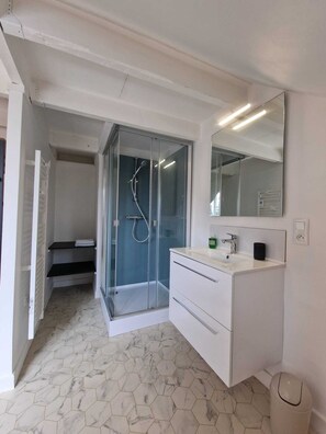 Douche, serviettes fournies, savon, papier toilette