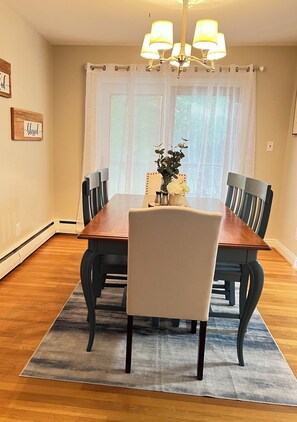 Dining - Charming 3-bedroom house with WiFi and AC in beautiful Richmond (Richmond)