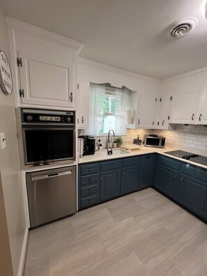 Microwave, oven, stovetop, dishwasher - Charming 3-bedroom house with WiFi and AC in beautiful Richmond (Richmond)
