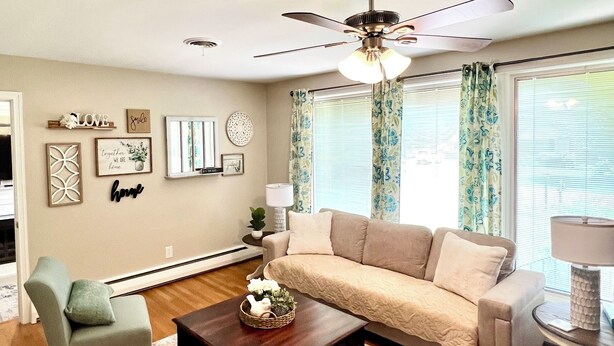 A living room with a beige sofa, two armchairs, a coffee table, and a ceiling fan. - Charming 3-bedroom house with WiFi and AC in beautiful Richmond (Richmond)