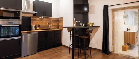 Four Ă micro-ondes, un four, surface de cuisson