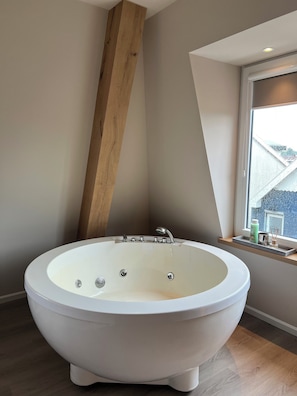 Baignoire à remous, séchoir à cheveux, serviettes fournies