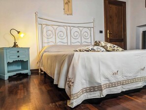 1 bedroom, WiFi, bed sheets - Ancient tower view • Monte a Pescia • 2 guests (Pescia)