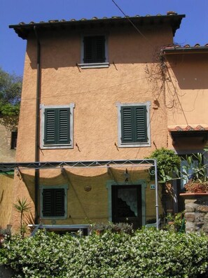 Exterior - Ancient tower view • Monte a Pescia • 2 guests (Pescia)