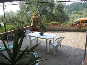 Outdoor dining - Ancient tower view • Monte a Pescia • 2 guests (Pescia)