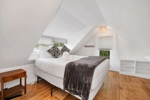 3 bedrooms, desk, iron/ironing board, WiFi