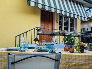 Outdoor dining - Tuscan villa in Puccini's village • 7 guests (Torre del Lago)