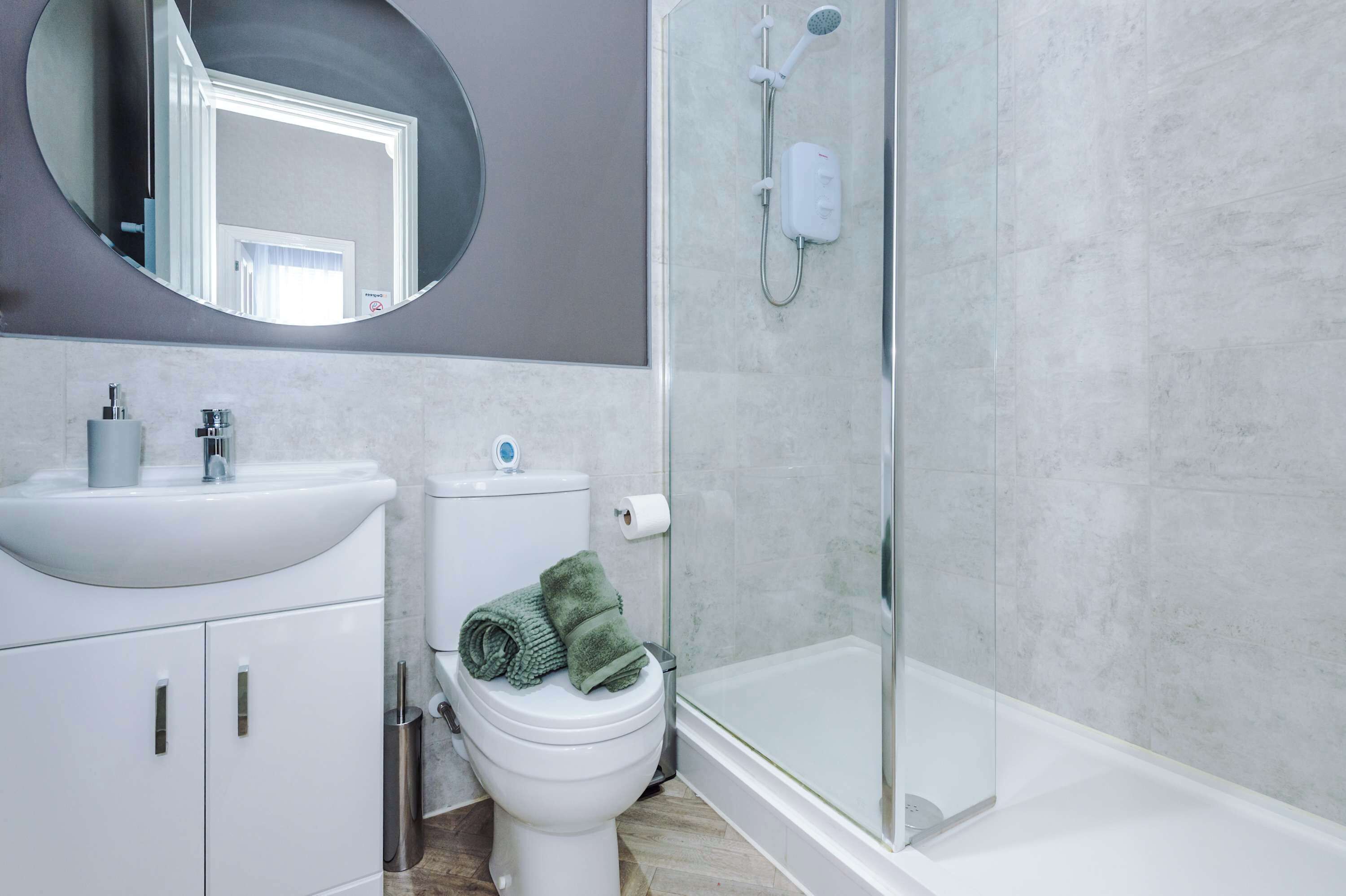 Shower, hair dryer, towels
