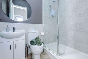 Douche, sĂšche-cheveux, serviettes fournies