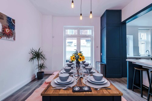 Spacious Home, Sleeps 7 in the heart of Anfield!