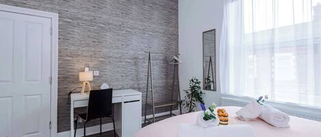 3 Schlafzimmer, Schreibtisch, Bügeleisen/Bügelbrett, WLAN