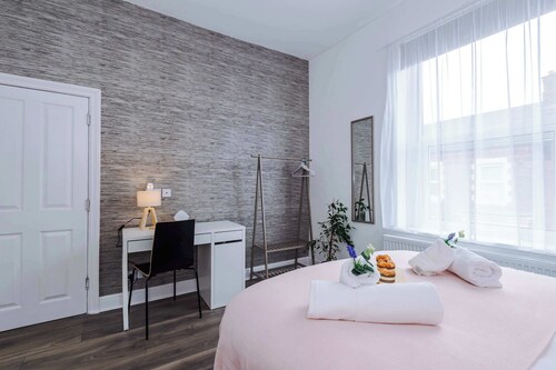 Spacious Home, Sleeps 7 in the heart of Anfield!