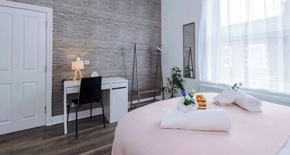 Spacious Home, Sleeps 7 in the heart of Anfield!