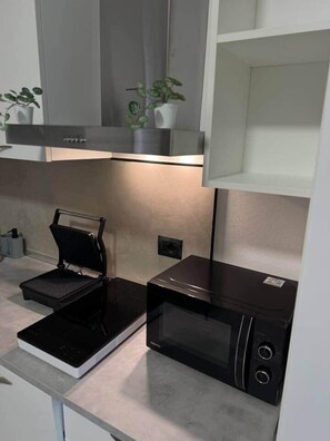 Kühlschrank, Mikrowelle, Ofen, Herdplatte