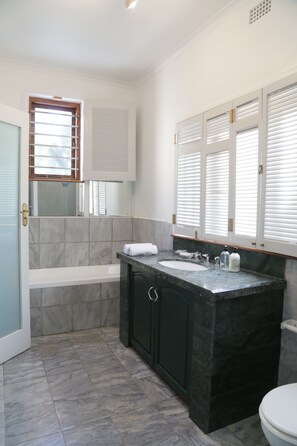 Sèche-cheveux, serviettes fournies, savon, papier toilette