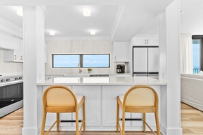 Fridge, microwave, oven, stovetop - Rare Front Stack Remodeled 2 bedroom Gem in Mainsail- Free Beach Service! (Miramar Beach)