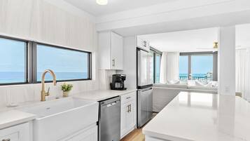 Een koelkast, een microgolfoven, een oven, een kookplaat