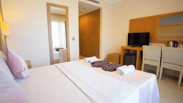 Caja de seguridad en la habitación, wifi gratis y ropa de cama