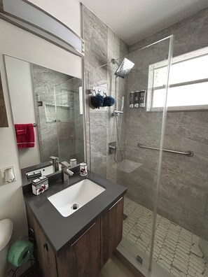 Douche, sèche-cheveux, bidet, serviettes fournies
