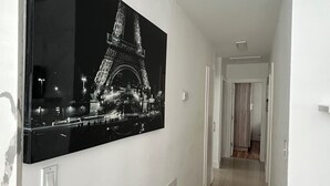 Un pasillo con una fotografía grande en blanco y negro de la Torre Eiffel en la pared.