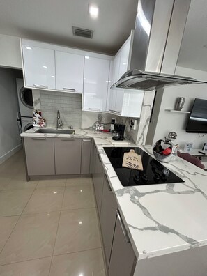 Geladeira, micro-ondas, fogão, cooktop