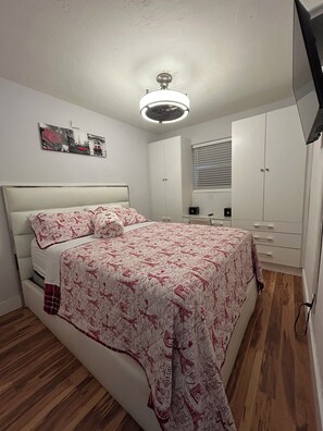 Iron/ironing board, WiFi, bed sheets