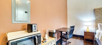 Heart of Downtown Marshall: Boutique Studio Stay!
