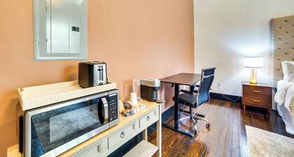 Heart of Downtown Marshall: Boutique Studio Stay!