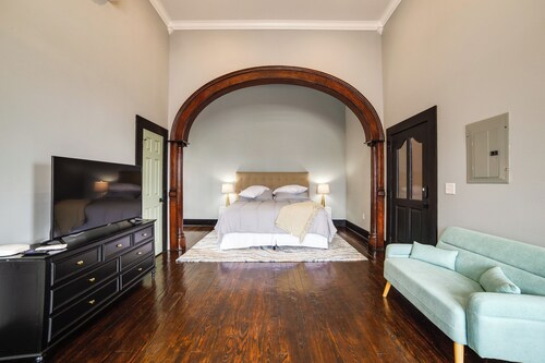 Steps to Shops & Dining: Downtown Marshall Studio!
