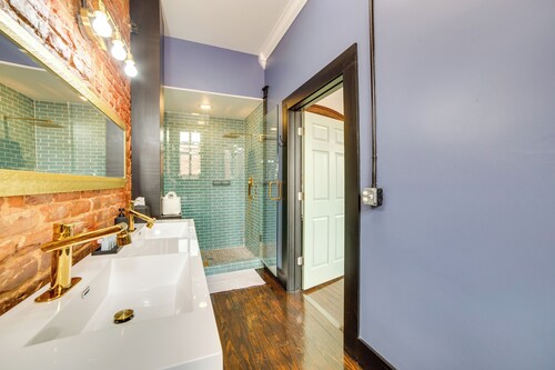 Steps to Shops & Dining: Downtown Marshall Studio!