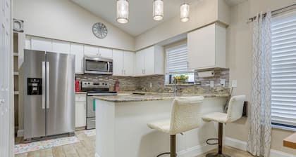 8 Mi to Stuart Beach: Home w/ Pool Access!