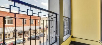 Walk to Restaurants & Breweries: Marshall Studio!