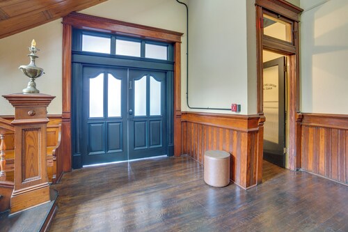 Walk to Restaurants & Breweries: Marshall Studio!