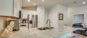 15 Mi to UF: Home w/ Furnished Porch in Alachua!