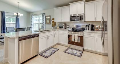 15 Mi to UF: Home w/ Furnished Porch in Alachua!