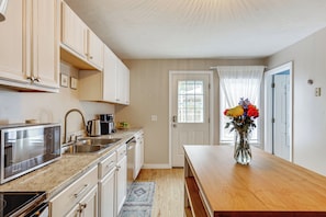 Apartment (3 Bedrooms) | Interior - Walk to Downtown: Wakefield Haven Near Beaches (South Kingstown)