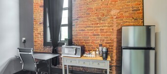 Boutique Studio Stay in the Heart of Marshall!