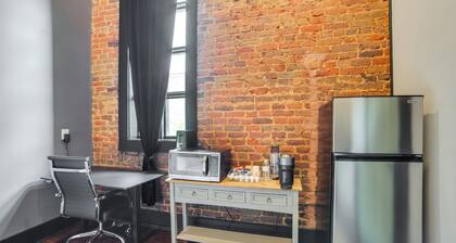 Boutique Studio Stay in the Heart of Marshall!