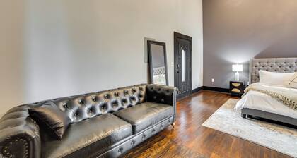 Boutique Studio Stay in the Heart of Marshall!