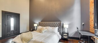 Boutique Studio Stay in the Heart of Marshall!