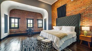 Departamento (0 Bedroom) | Espacio para trabajar con laptop y tabla de planchar con plancha