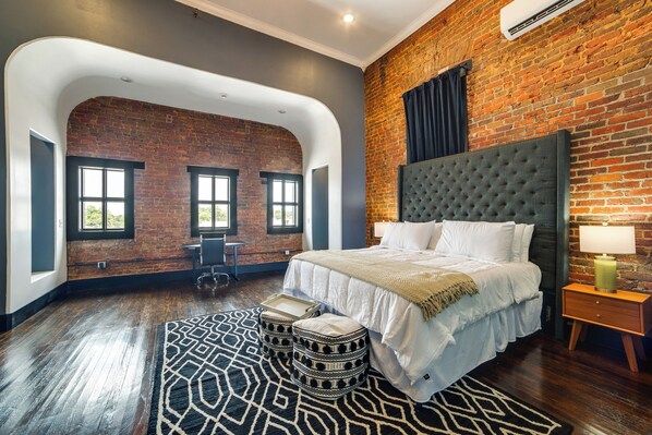 Căn hộ (0 Bedroom) | Khu vực làm việc phù hợp cho laptop, bàn ủi/dụng cụ ủi quần áo 