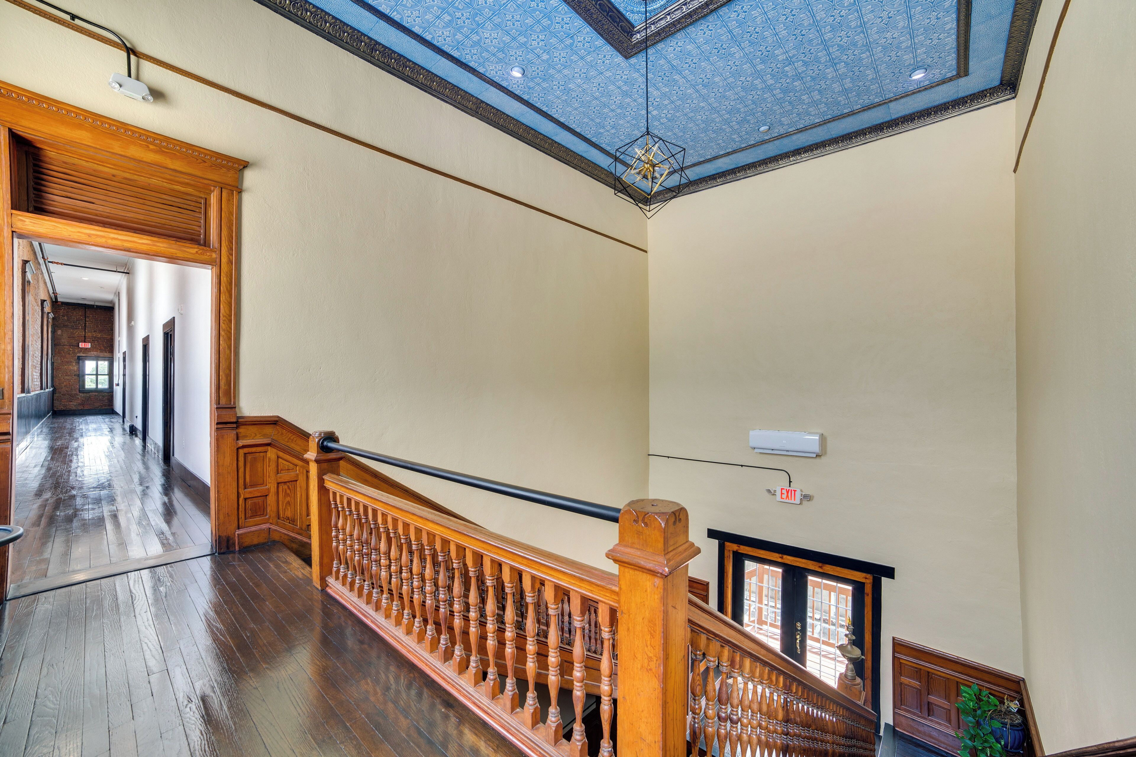 المنشأة من الداخل