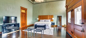 Stylish Private Balcony: Downtown Marshall Studio!