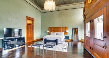 Stylish Private Balcony: Downtown Marshall Studio!