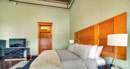 Stylish Private Balcony: Downtown Marshall Studio!