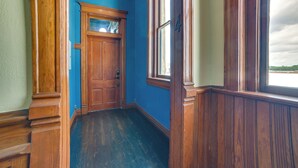 Un pasillo con paneles de madera, una pared azul y una puerta con el número 4.