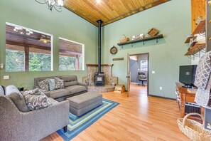 House (3 Bedrooms) | Interior - Rustic & Modern Home w/ Forest Views in Newport! (Newport)